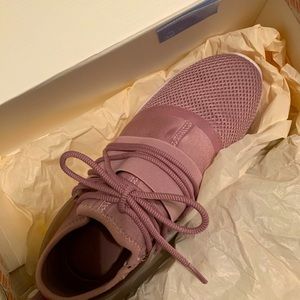 Fabletics rose color size 8 tennis shoes